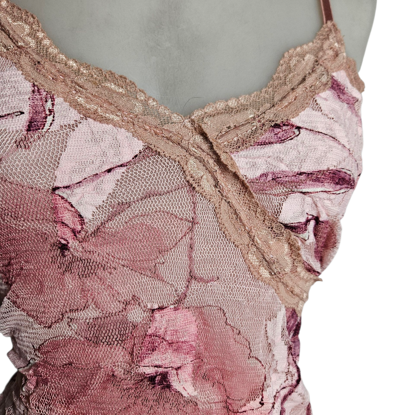Haut en dentelle florale tons roses