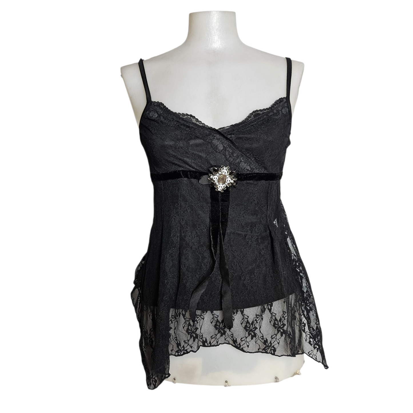 Haut asymétrique noir en dentelle avec broche