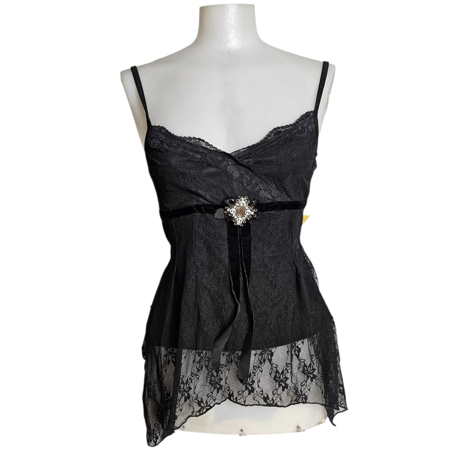 Haut asymétrique noir en dentelle avec broche