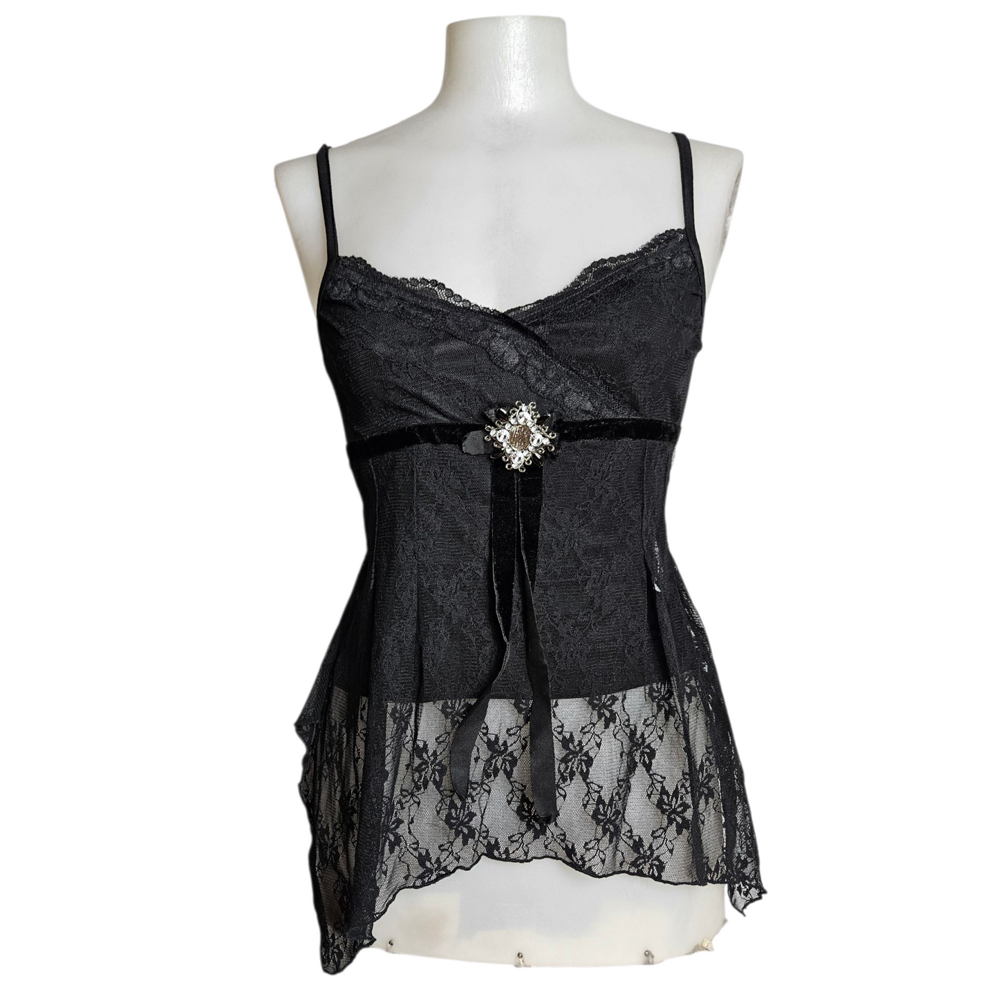 Haut asymétrique noir en dentelle avec broche