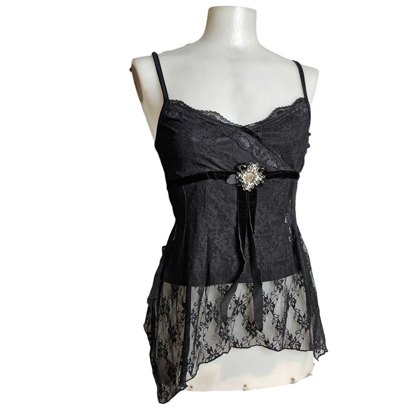 Haut asymétrique noir en dentelle avec broche