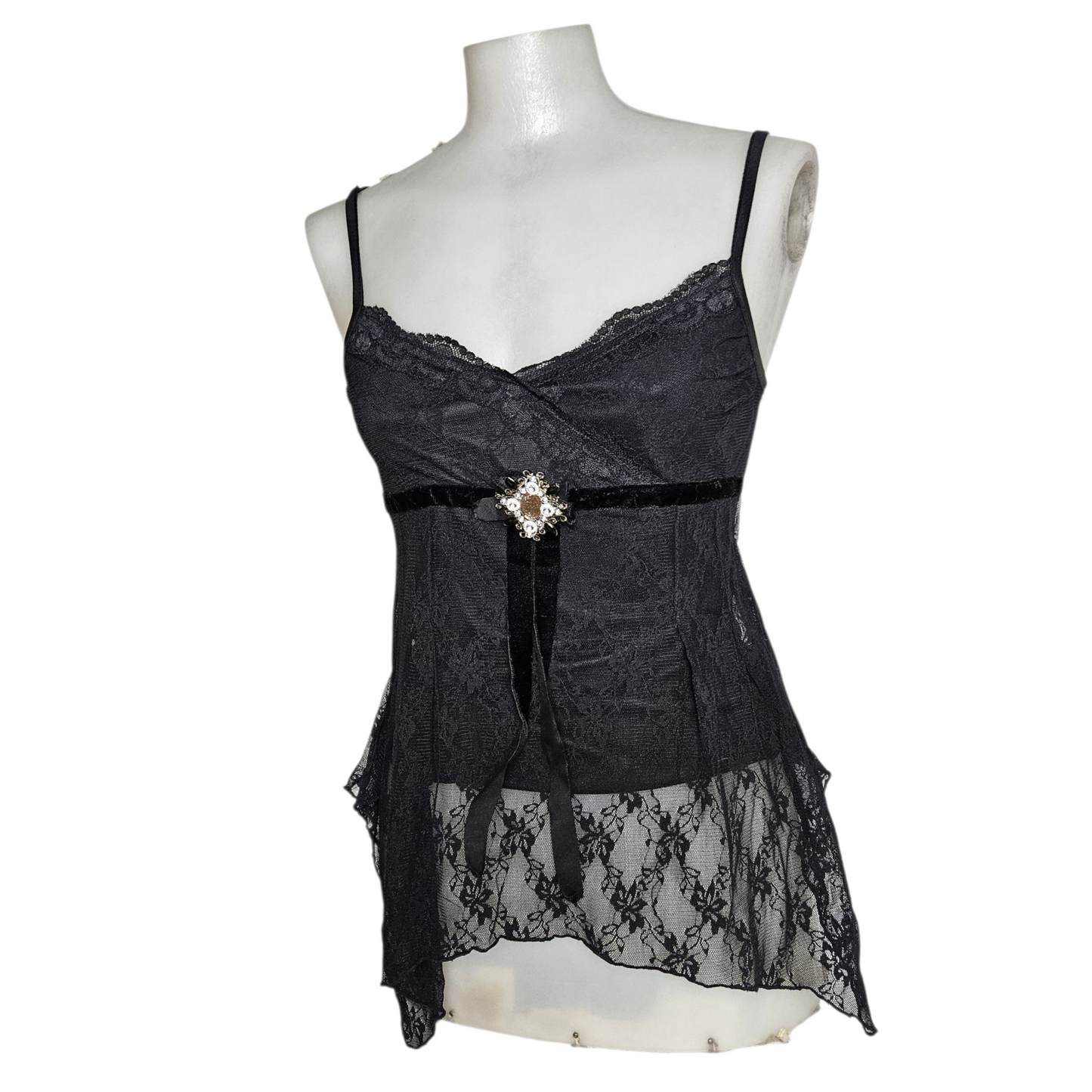 Haut asymétrique noir en dentelle avec broche