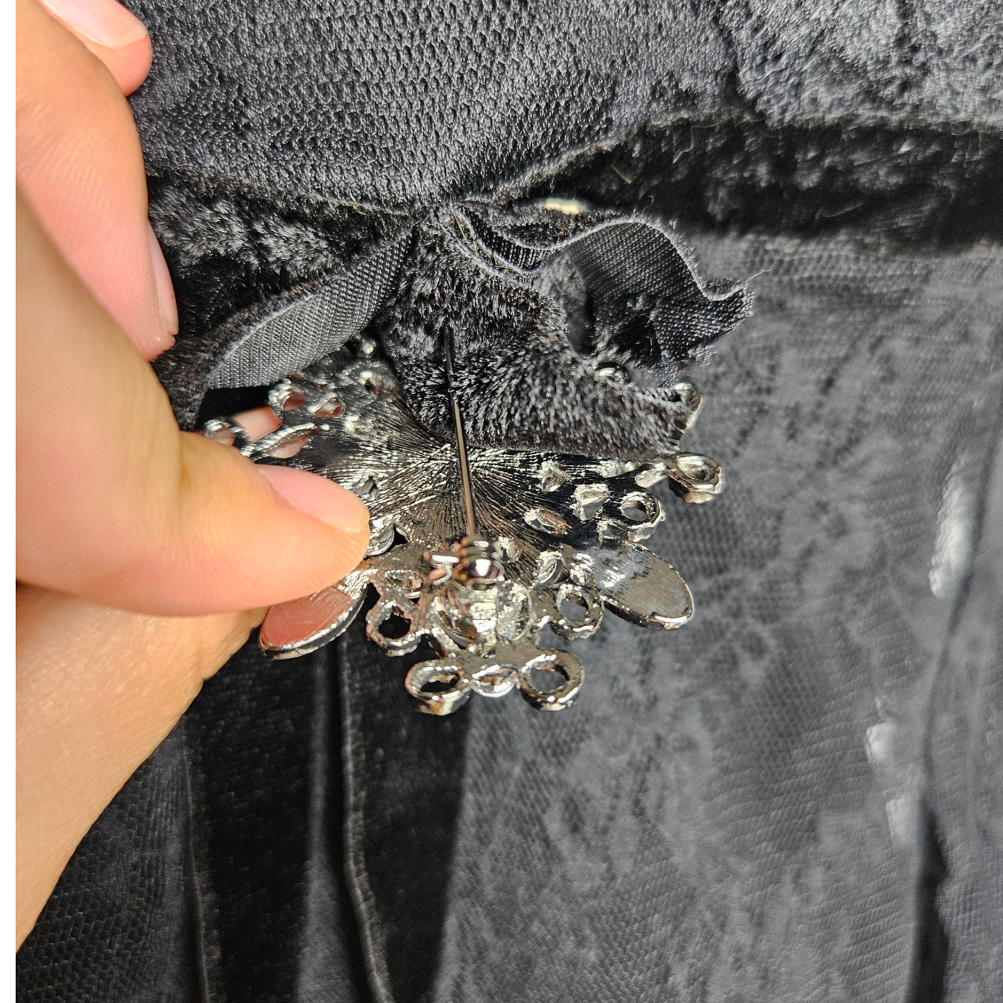 Haut asymétrique noir en dentelle avec broche
