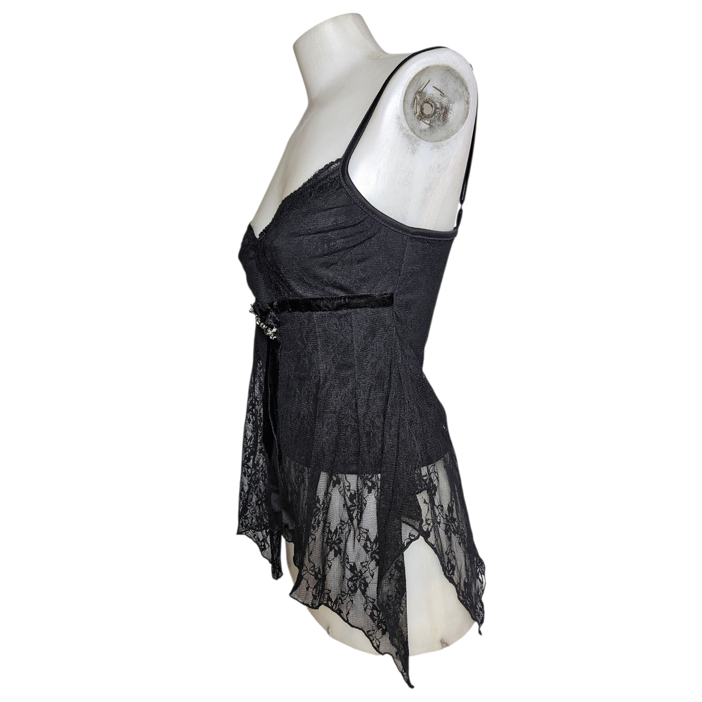 Haut asymétrique noir en dentelle avec broche