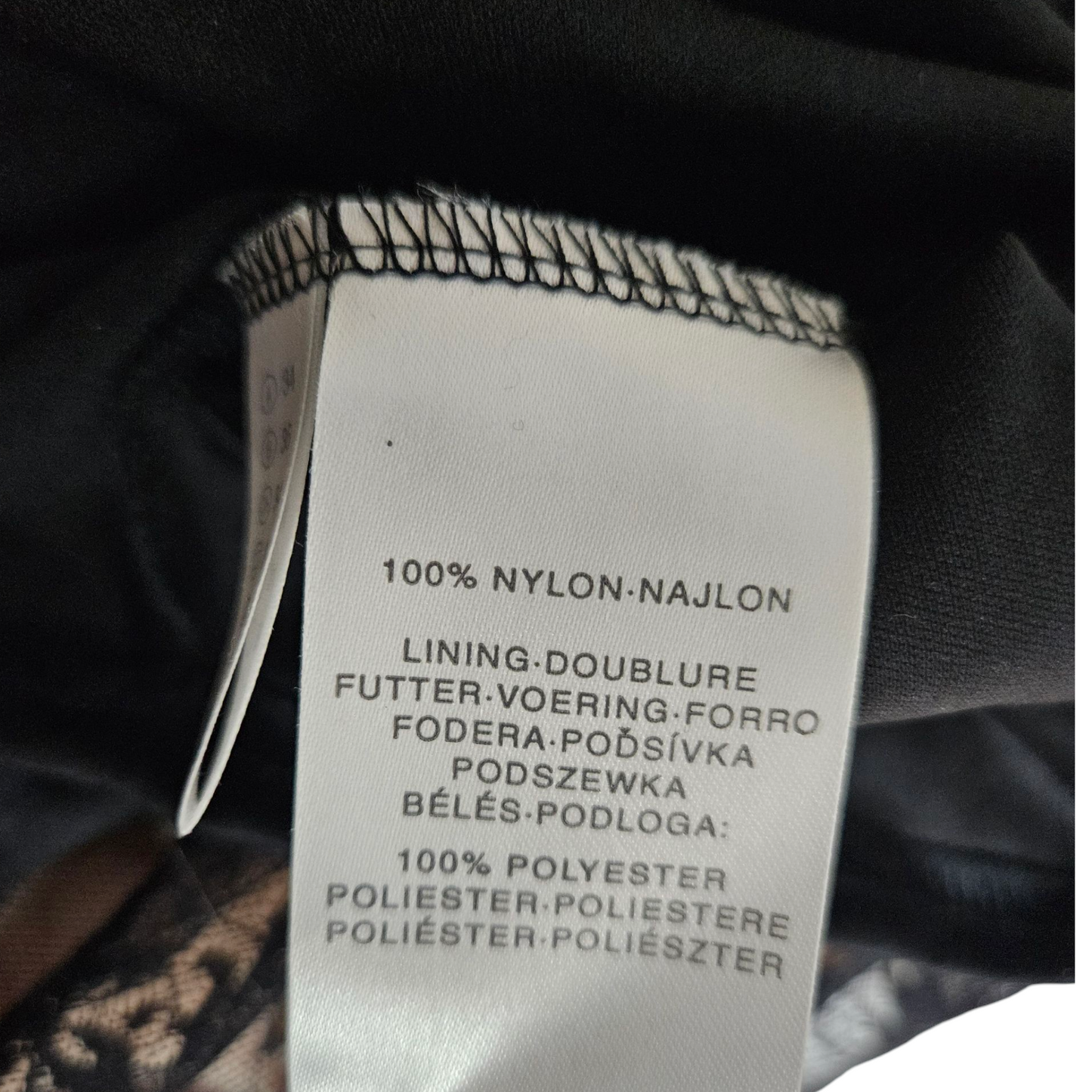 Haut asymétrique noir en dentelle avec broche