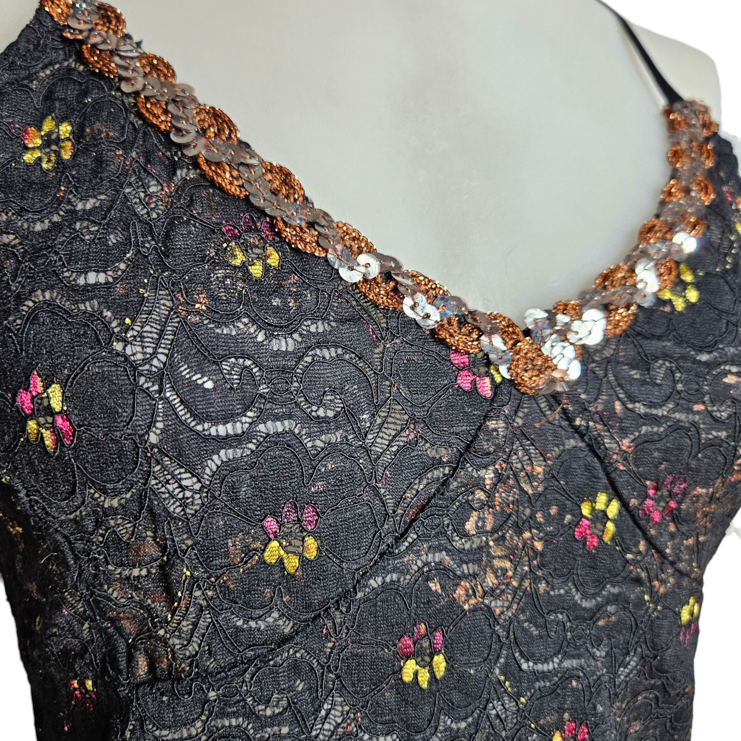 Débardeur en dentelle brodé de sequins