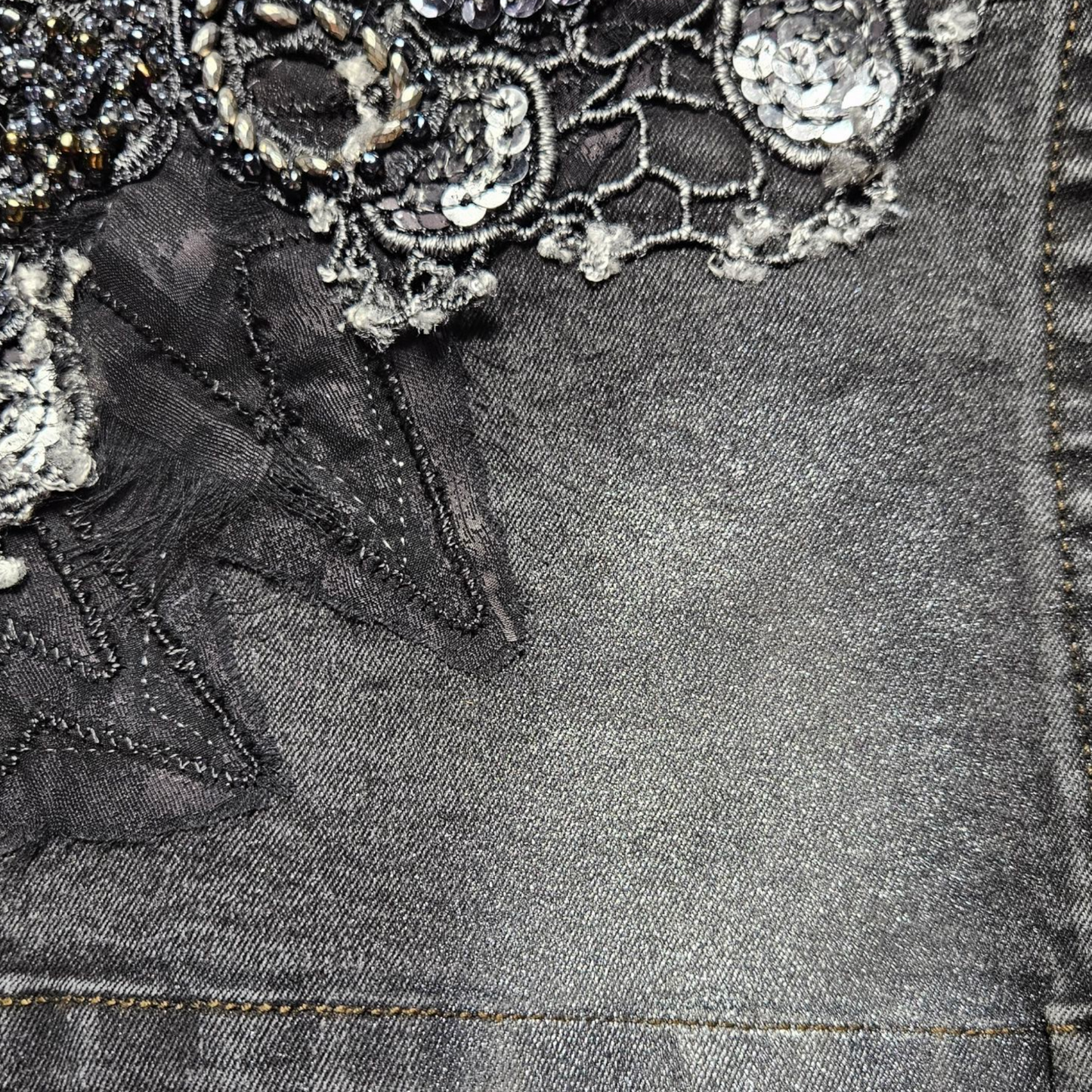 Haut en denim brodé