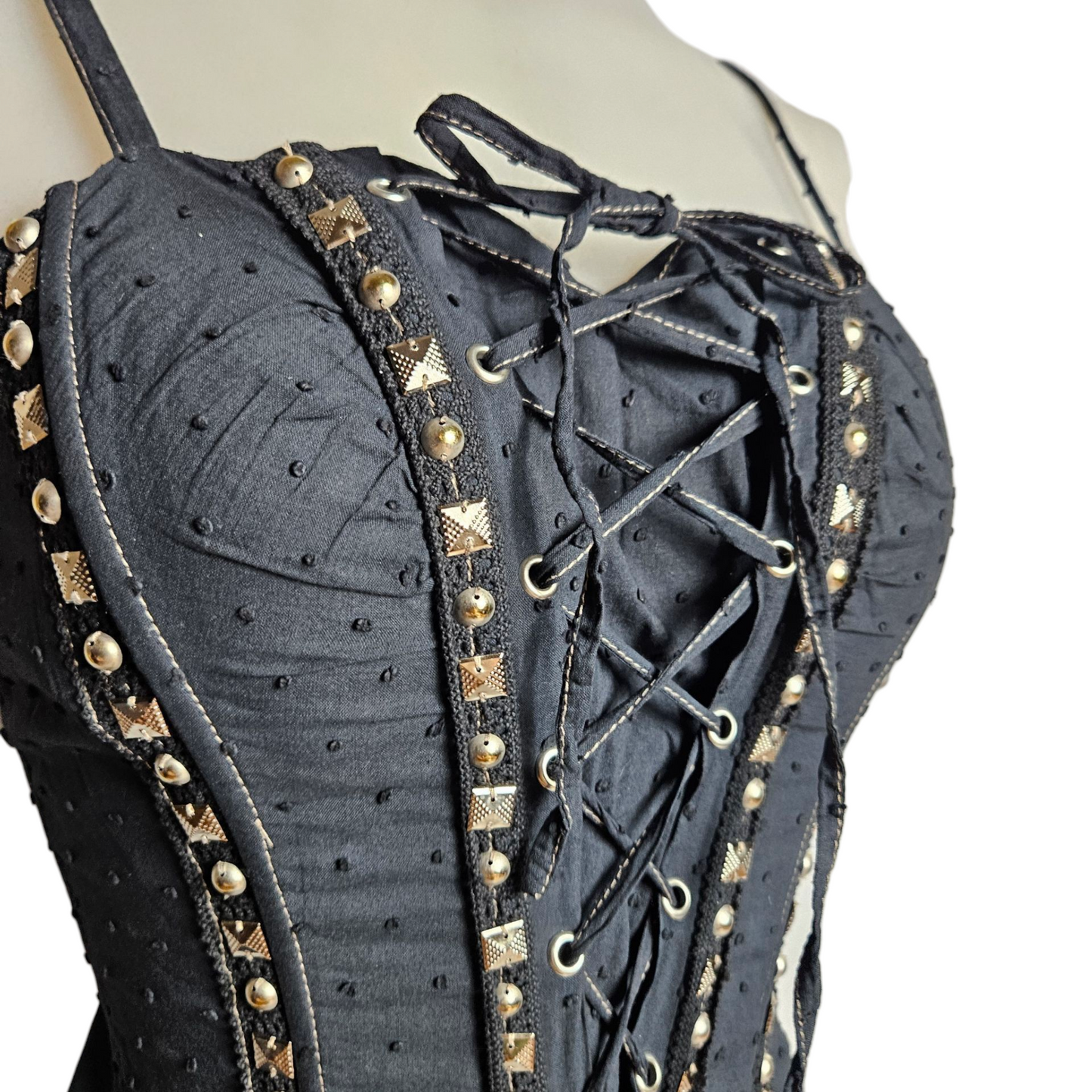 Haut esprit corset details clous plats
