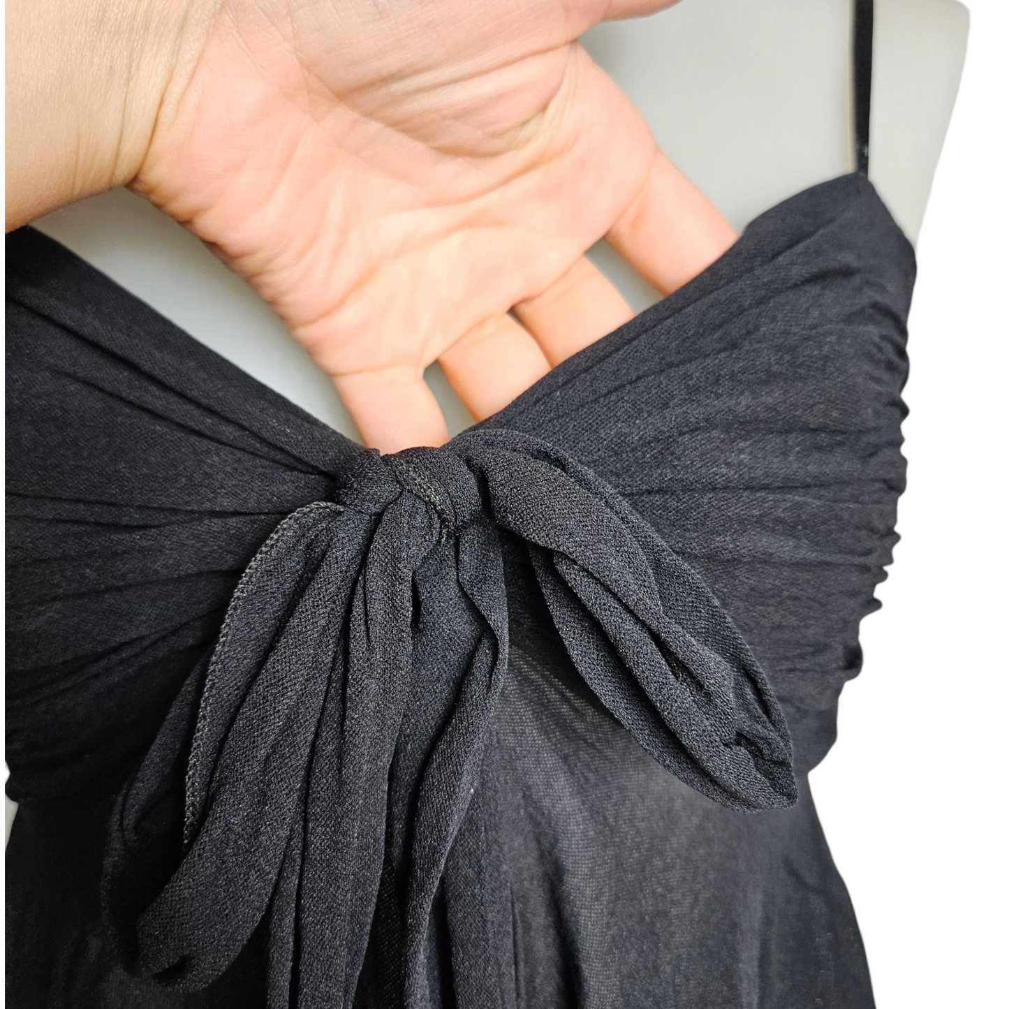 Haut asymétrique en voile noir avec noeud