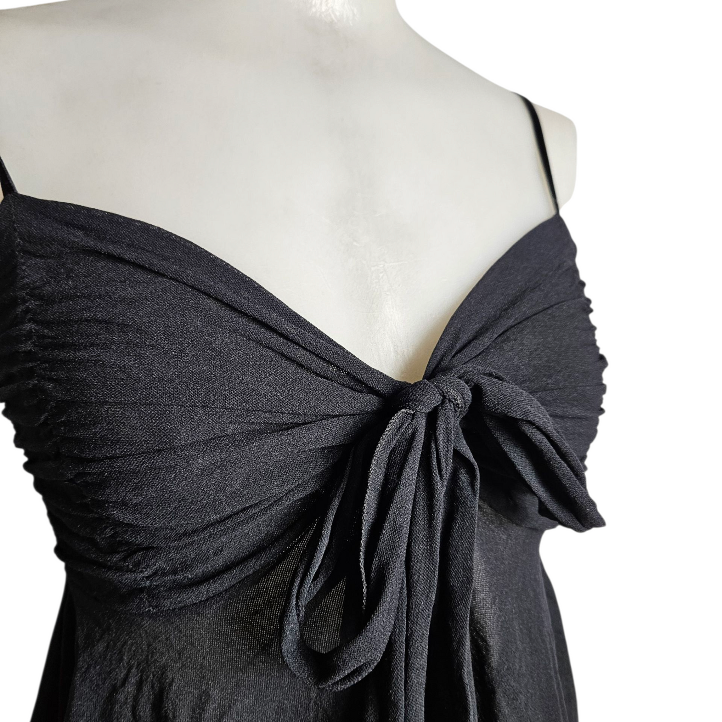 Haut asymétrique en voile noir avec noeud