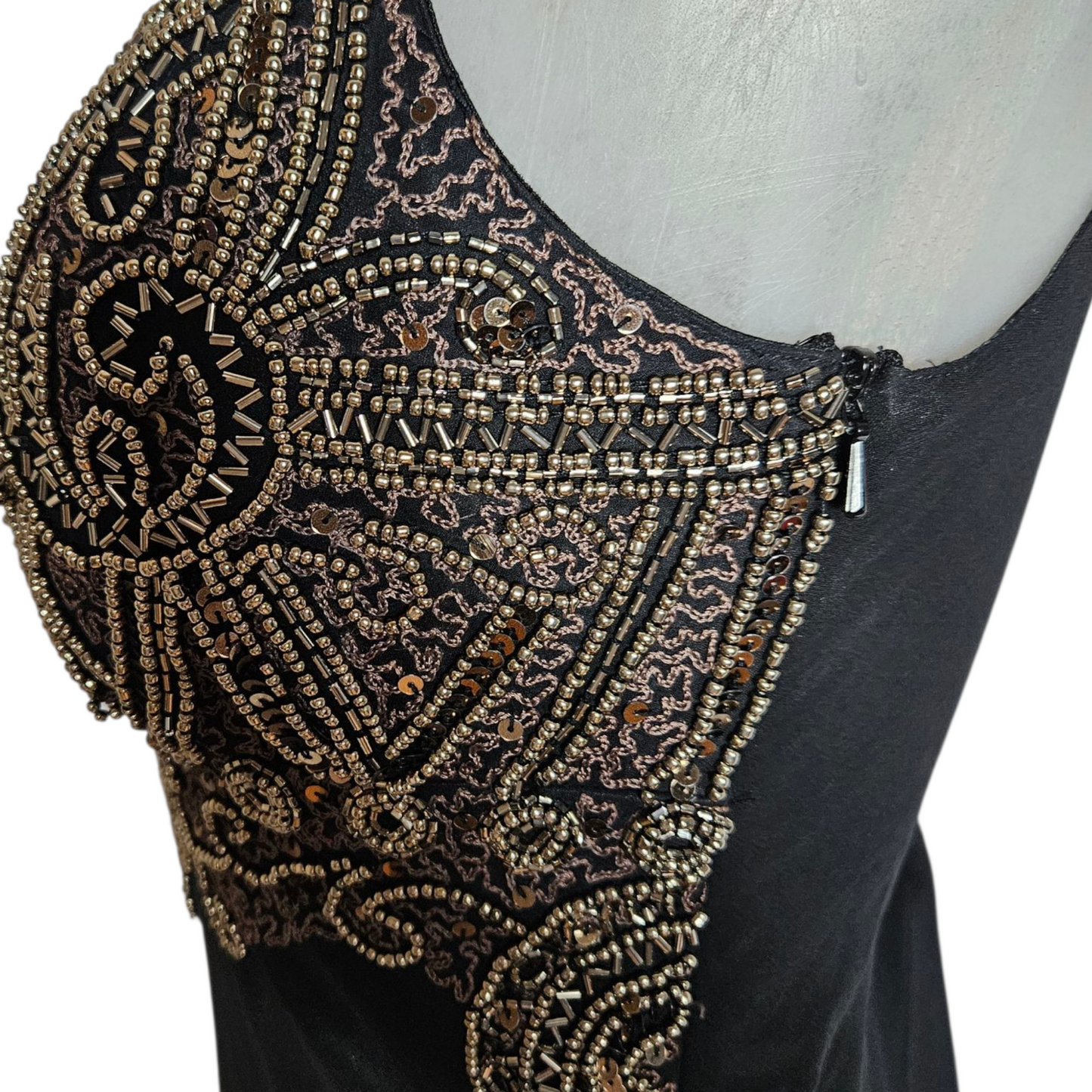 Robe en voile brodé de perles