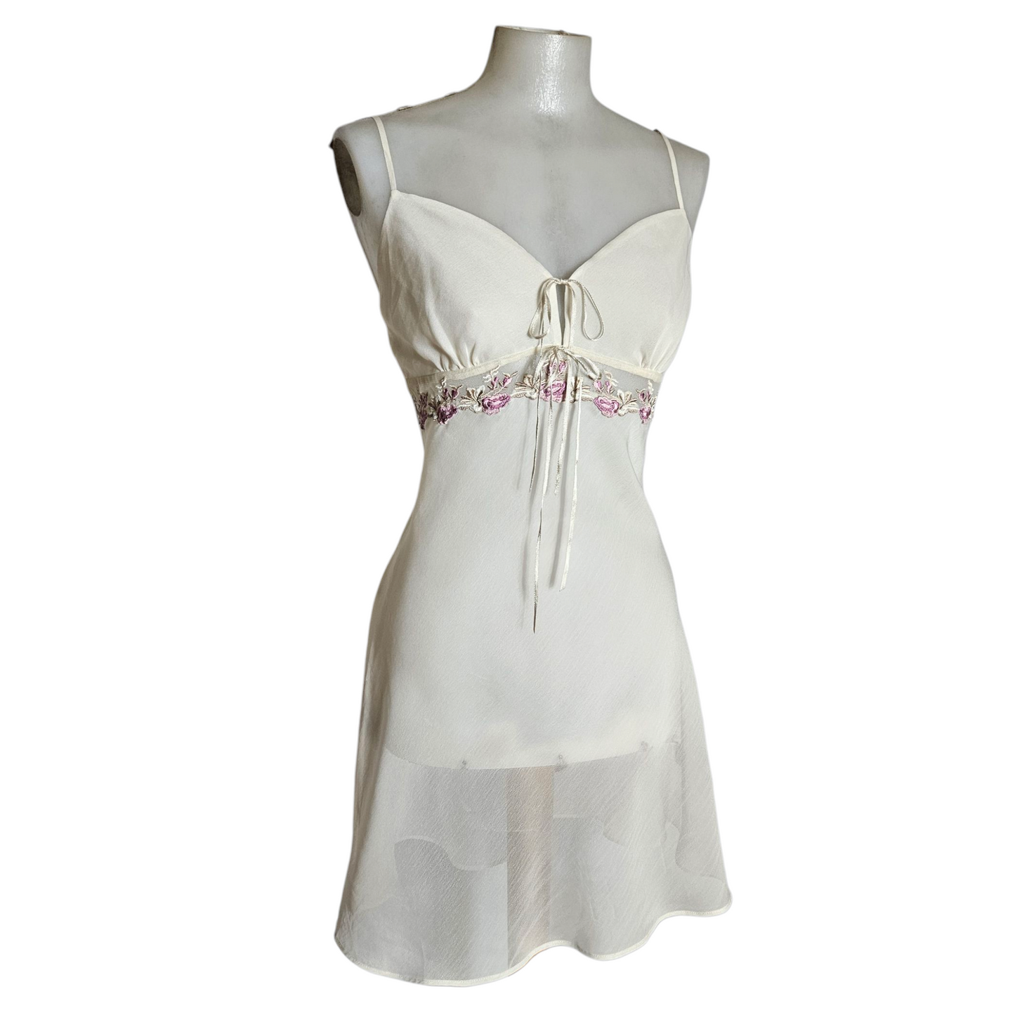 Robe nuisette en voile brodé de fleurs roses