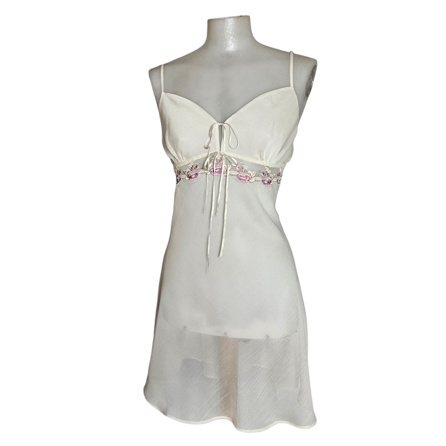 Robe nuisette en voile brodé de fleurs roses
