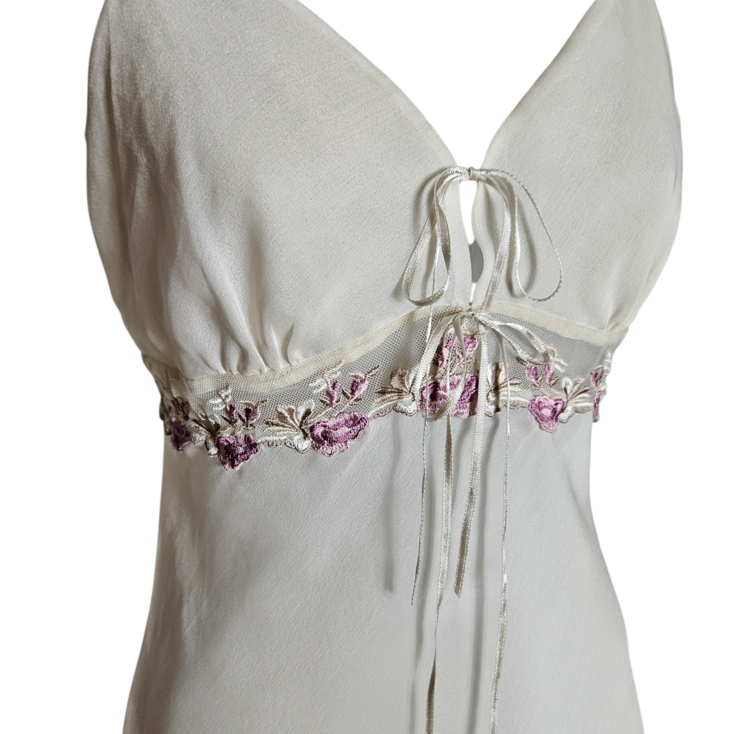 Robe nuisette en voile brodé de fleurs roses