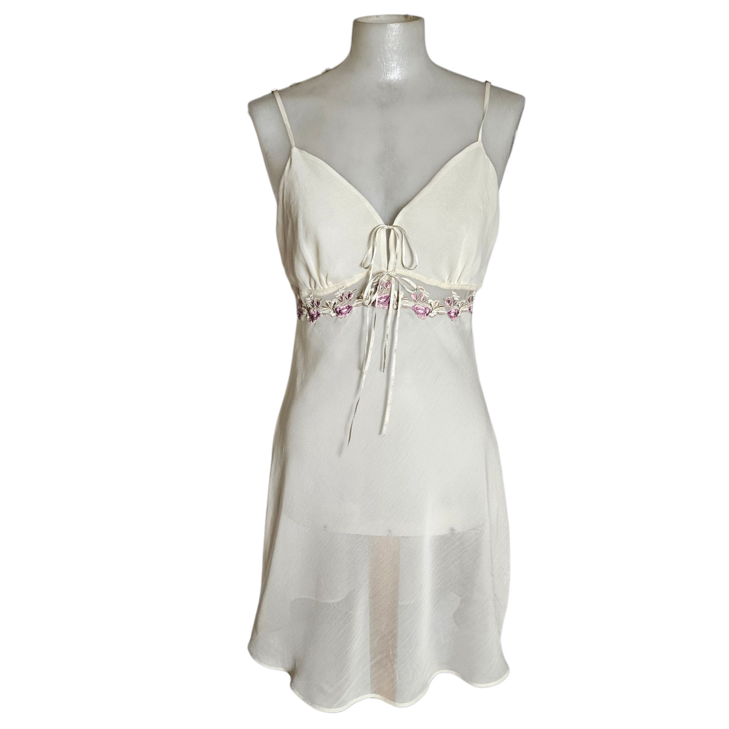 Robe nuisette en voile brodé de fleurs roses
