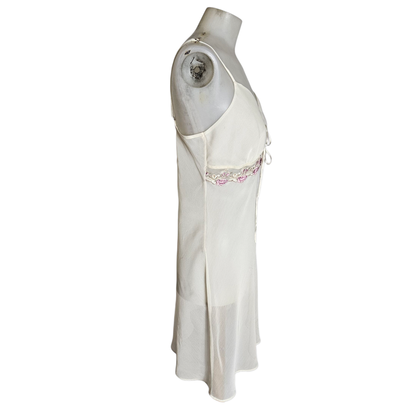 Robe nuisette en voile brodé de fleurs roses