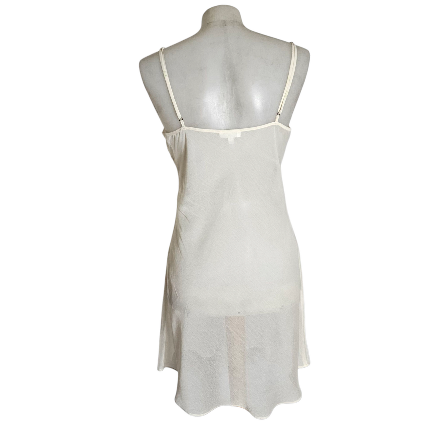 Robe nuisette en voile brodé de fleurs roses