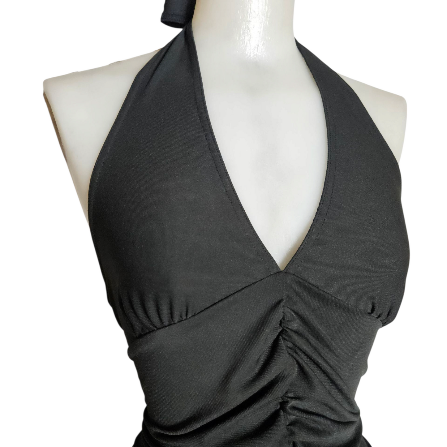 Robe dos nu asymétrique à volants