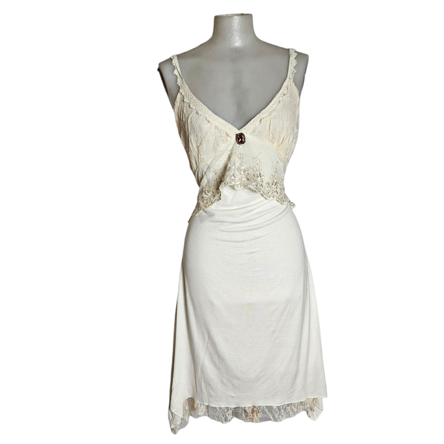 Robe romantique détails dentelle et broche