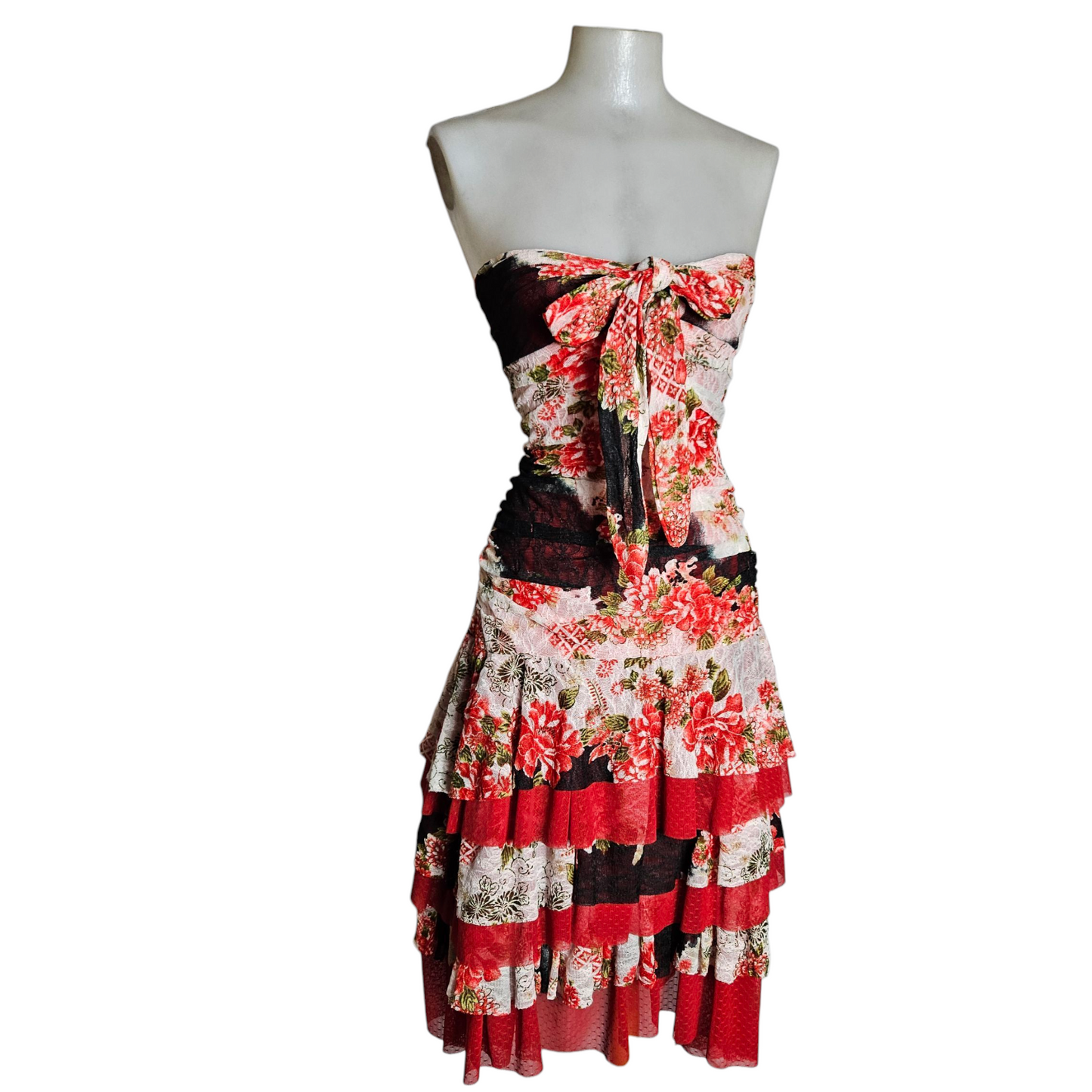 Robe strapless à volants en dentelle