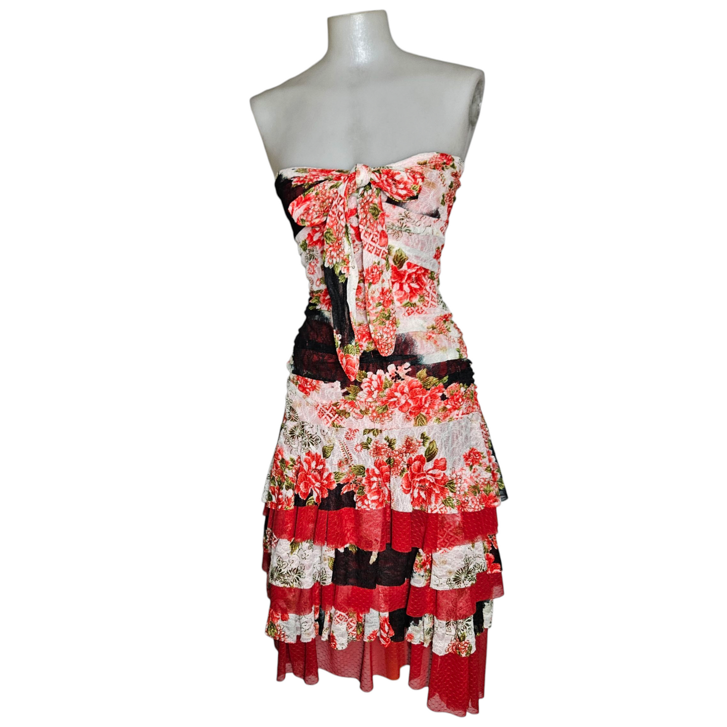 Robe strapless à volants en dentelle