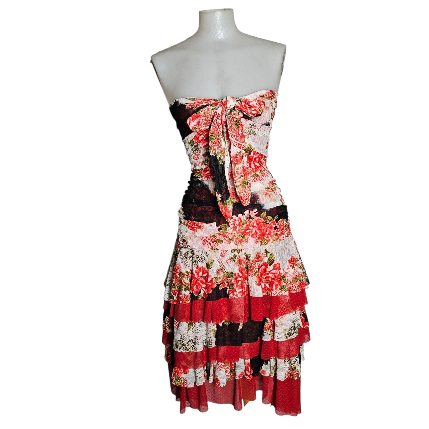 Robe strapless à volants en dentelle