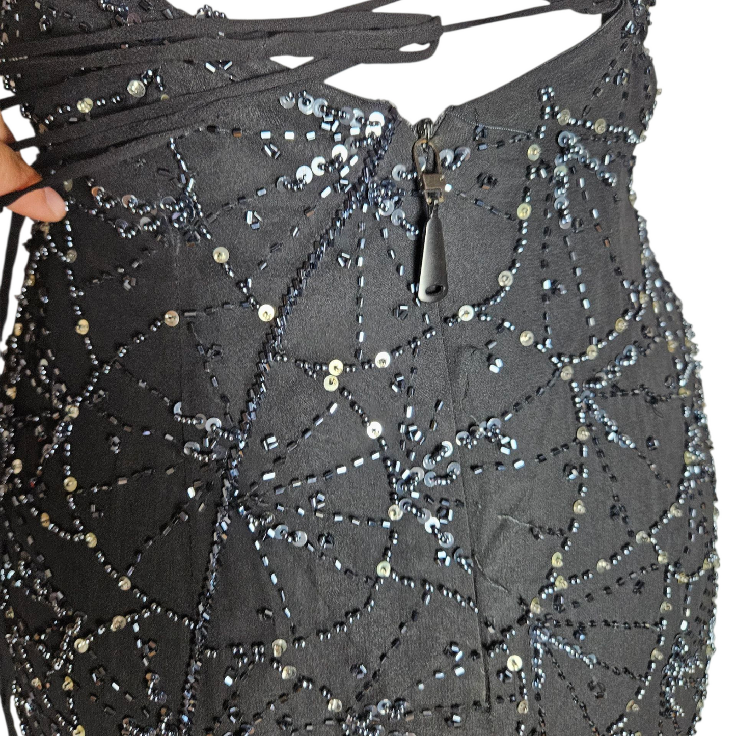 Robe de soirée sos nu brodé de perles, en soie