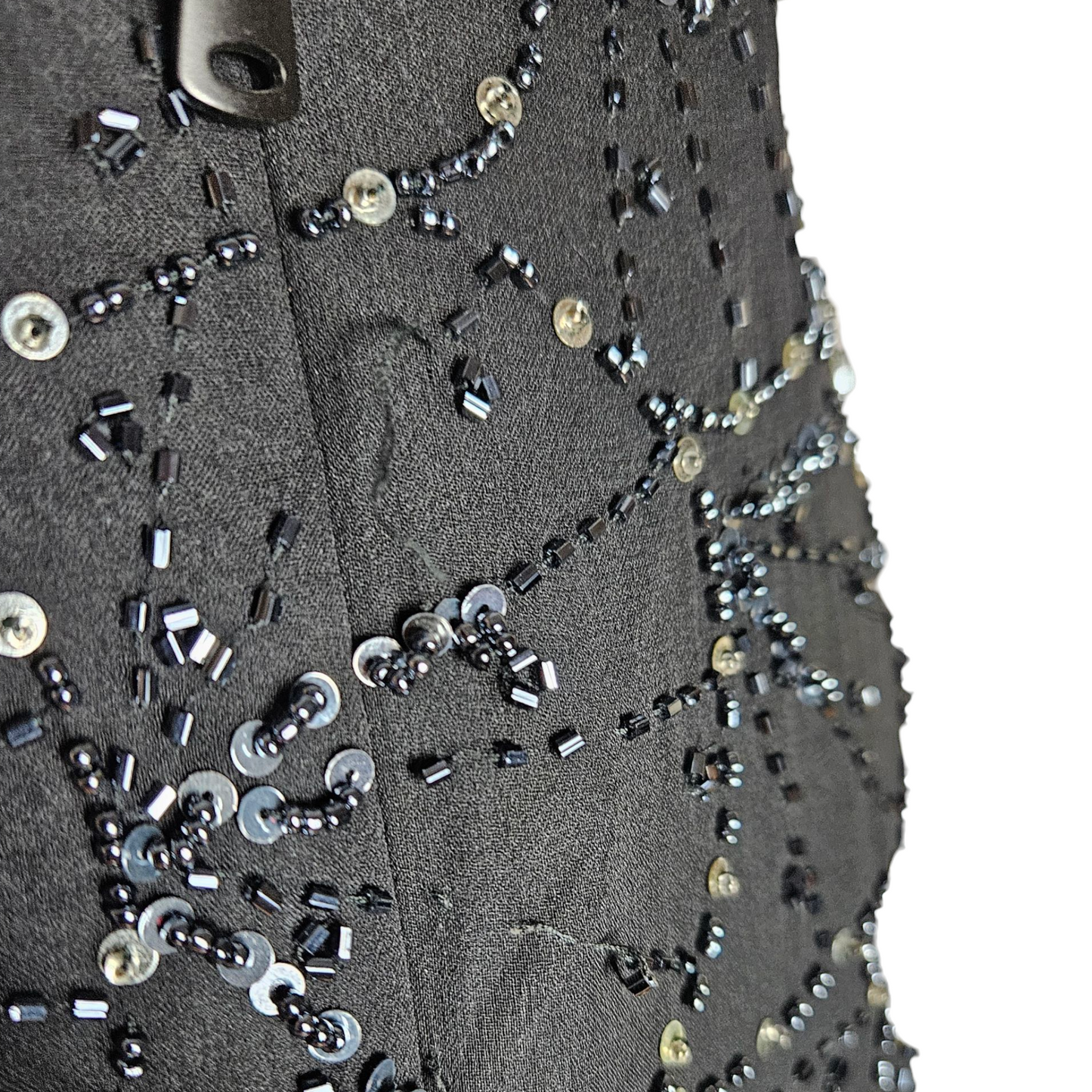 Robe de soirée sos nu brodé de perles, en soie