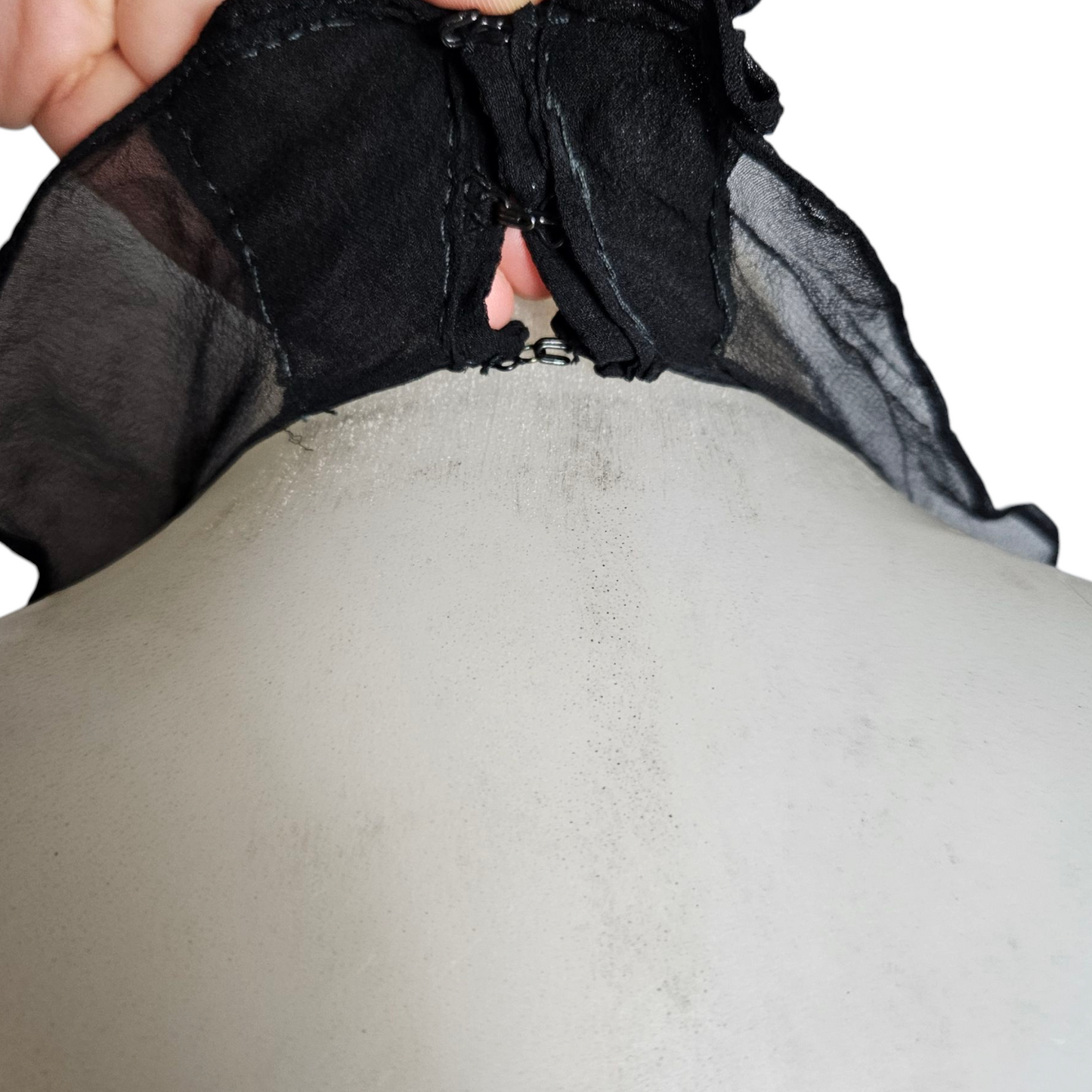 Robe de soirée sos nu brodé de perles, en soie