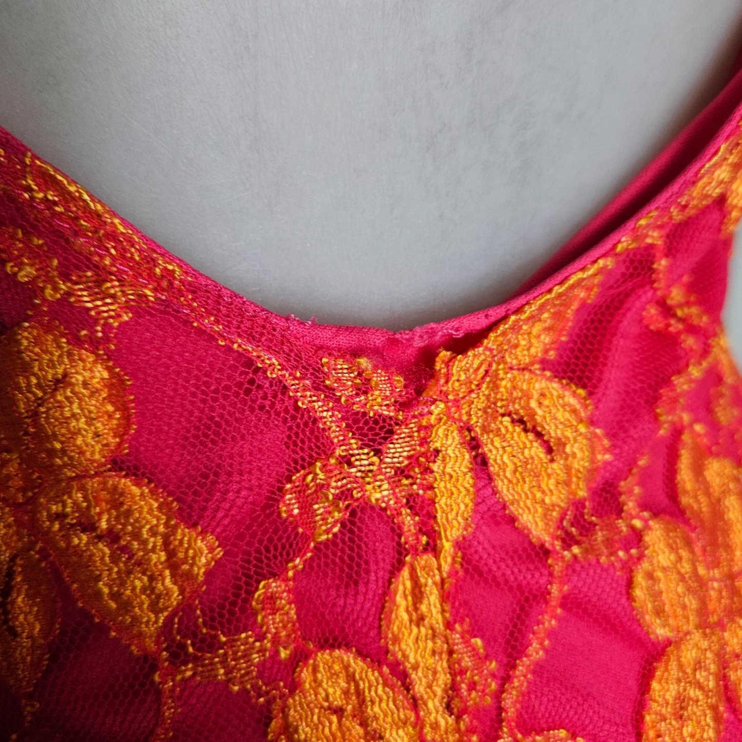 Robe dos nu en dentelle florale rose et orange