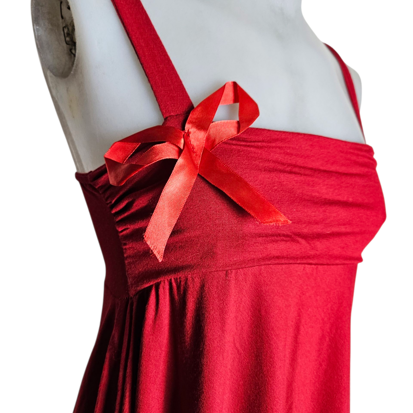 Haut asymétrique rouge détails noeud
