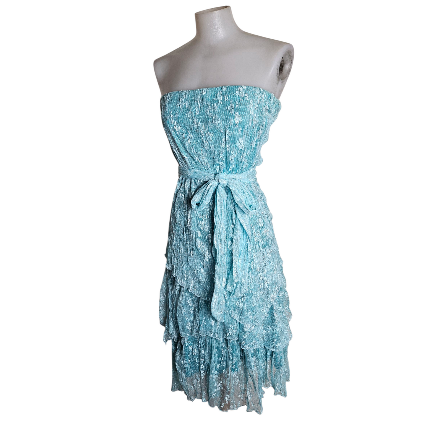 Robe strapless bleue en dentelle
