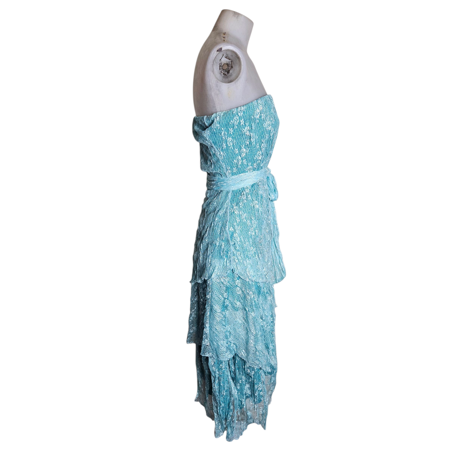 Robe strapless bleue en dentelle