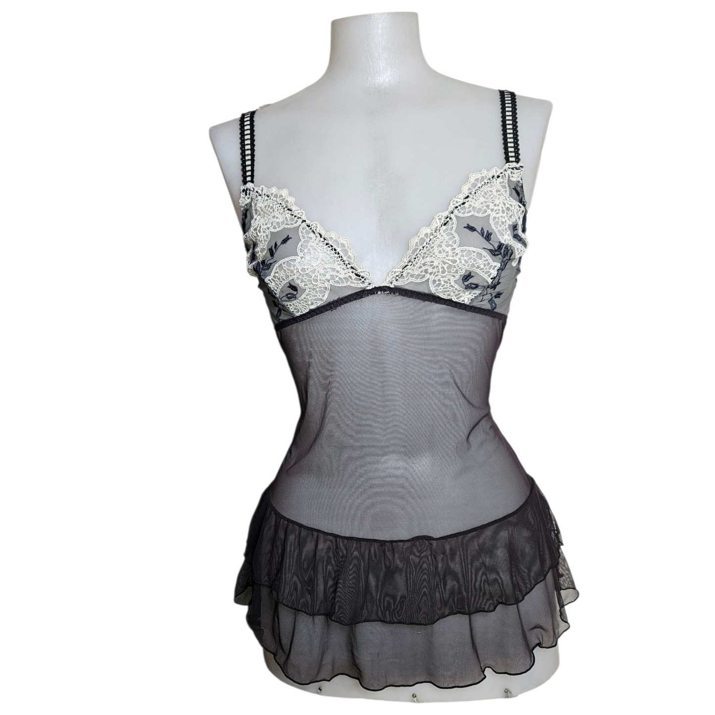 Haut en voile noir et dentelle blanche