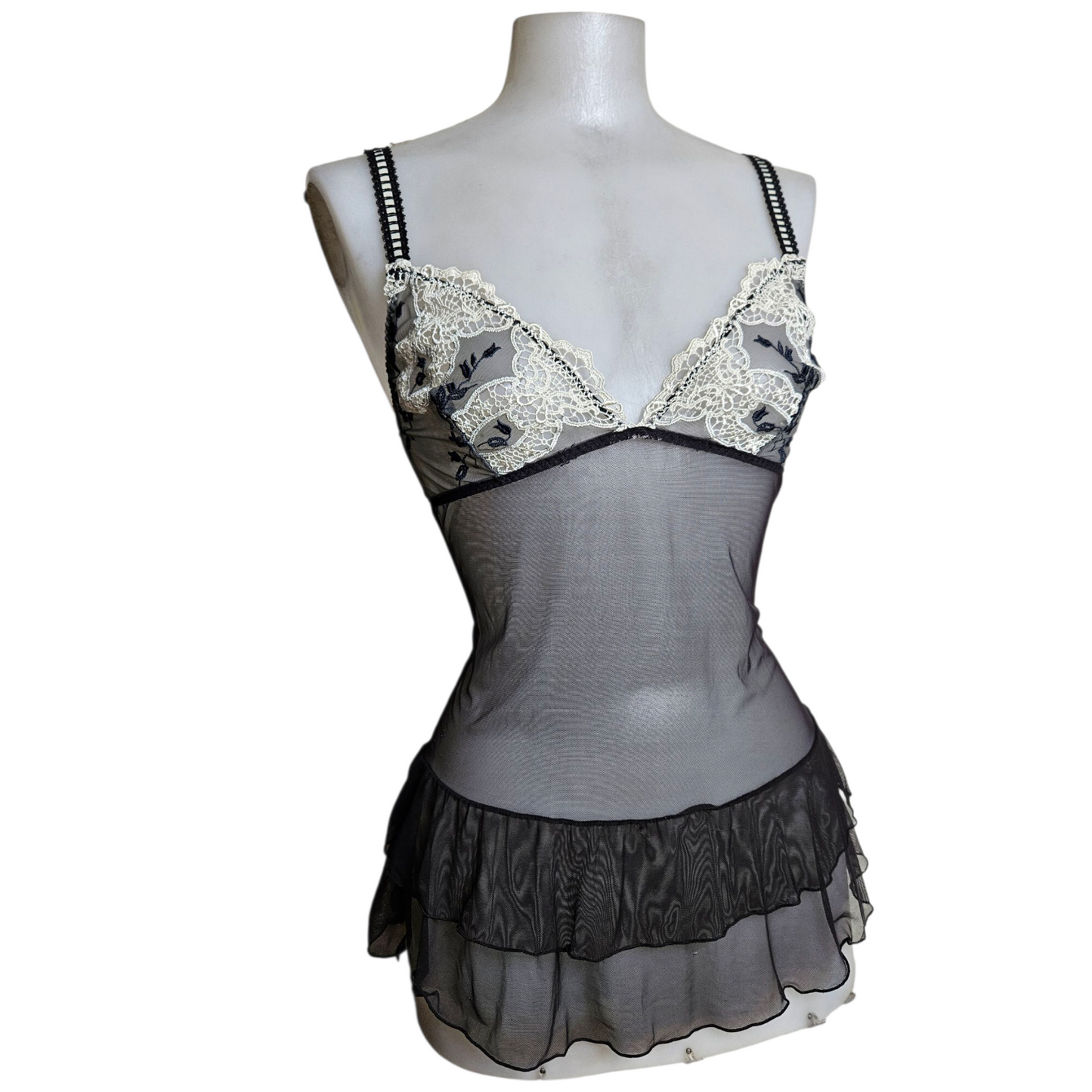 Haut en voile noir et dentelle blanche