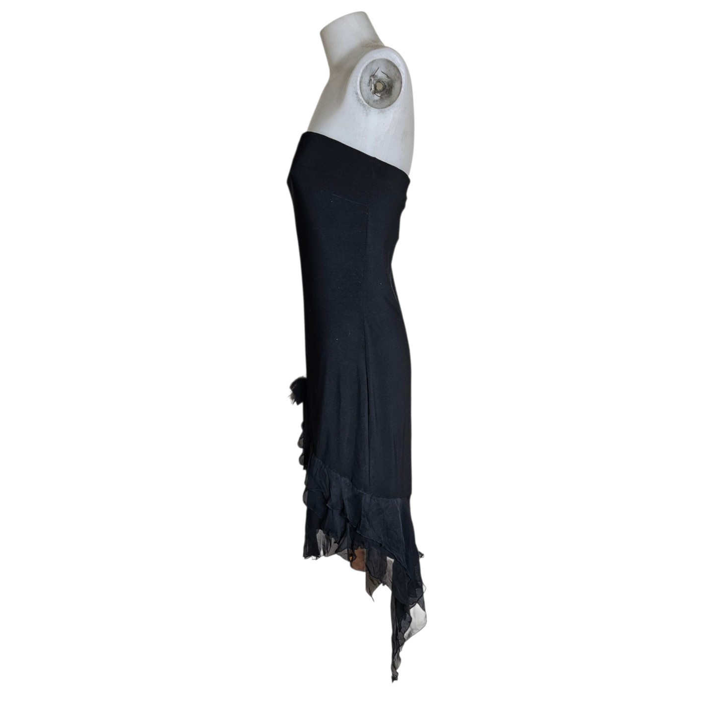 Asymmetrical strapless dress with floral details