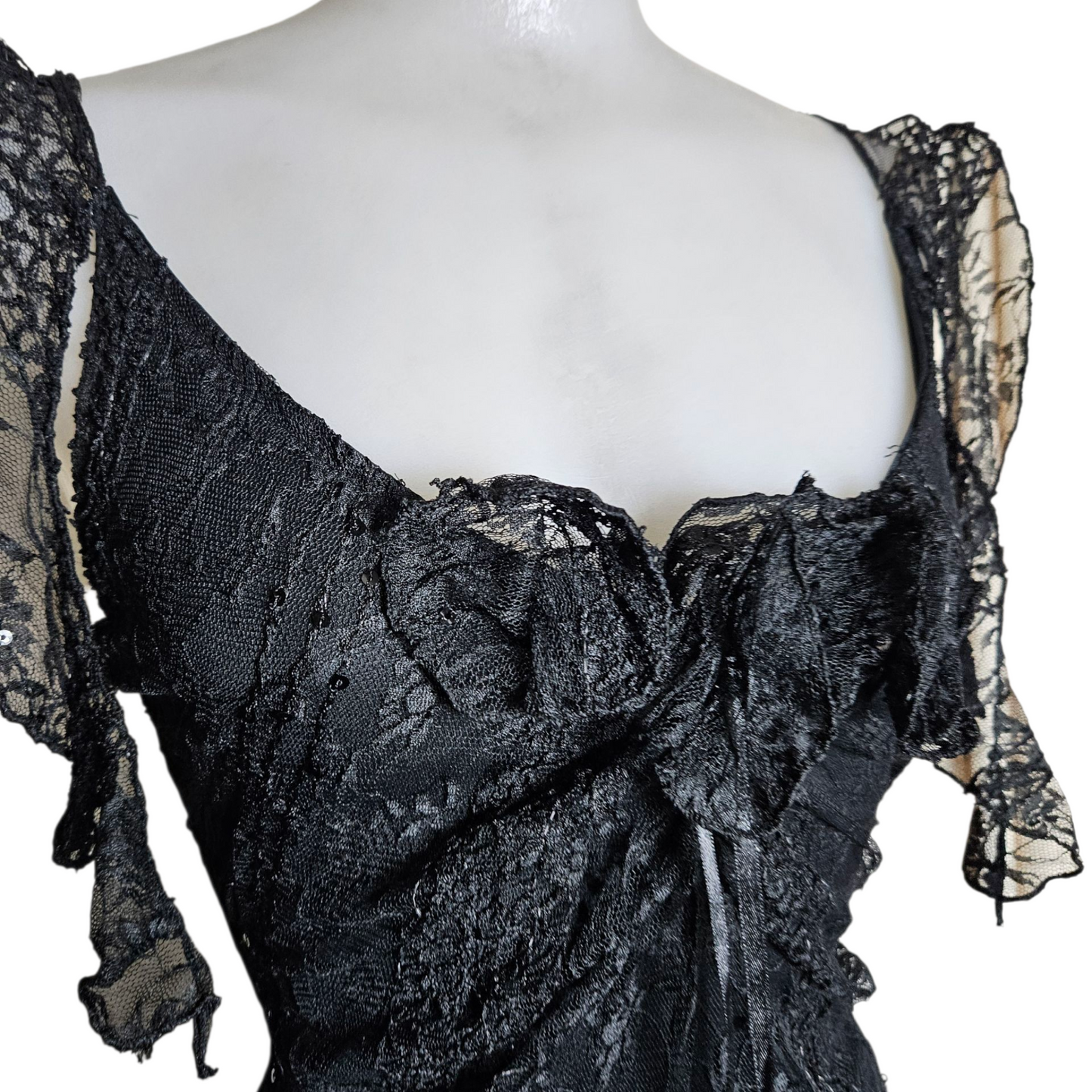 Robe en dentelle noire à volants