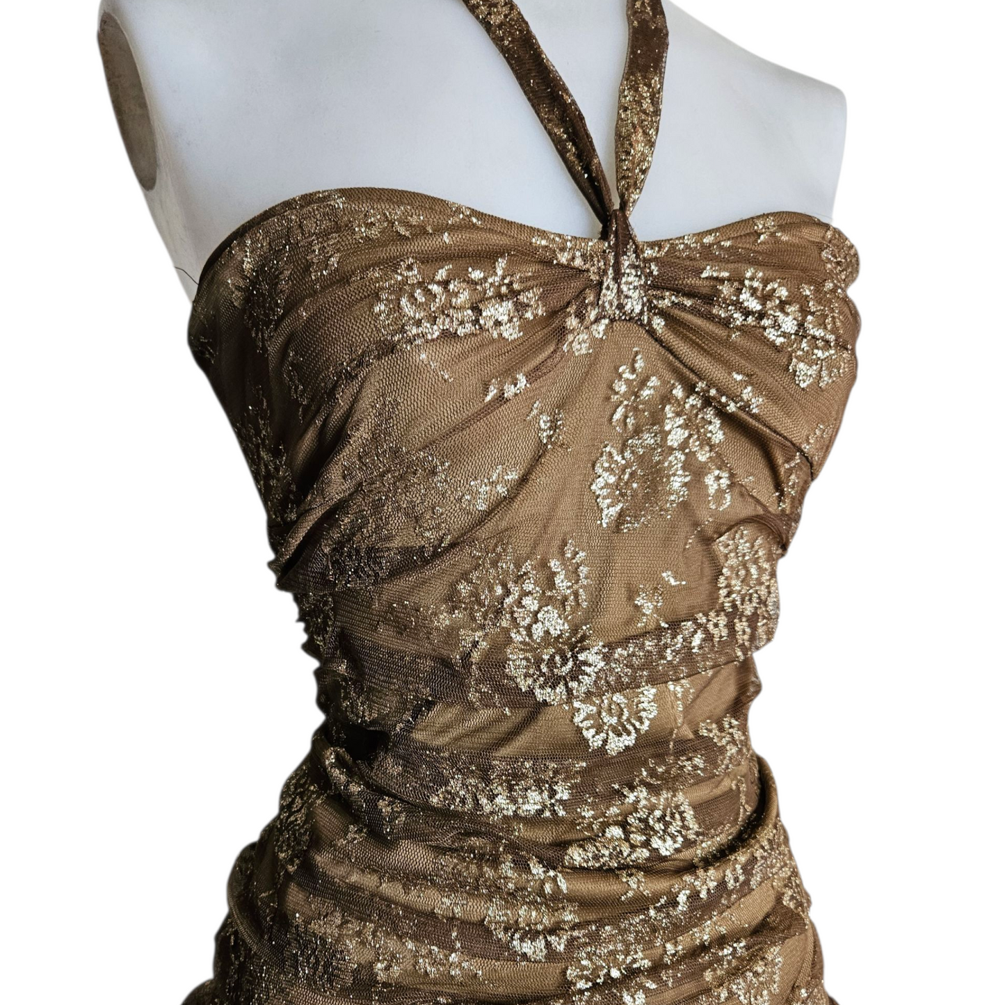 Robe en dentelle marron et dorée