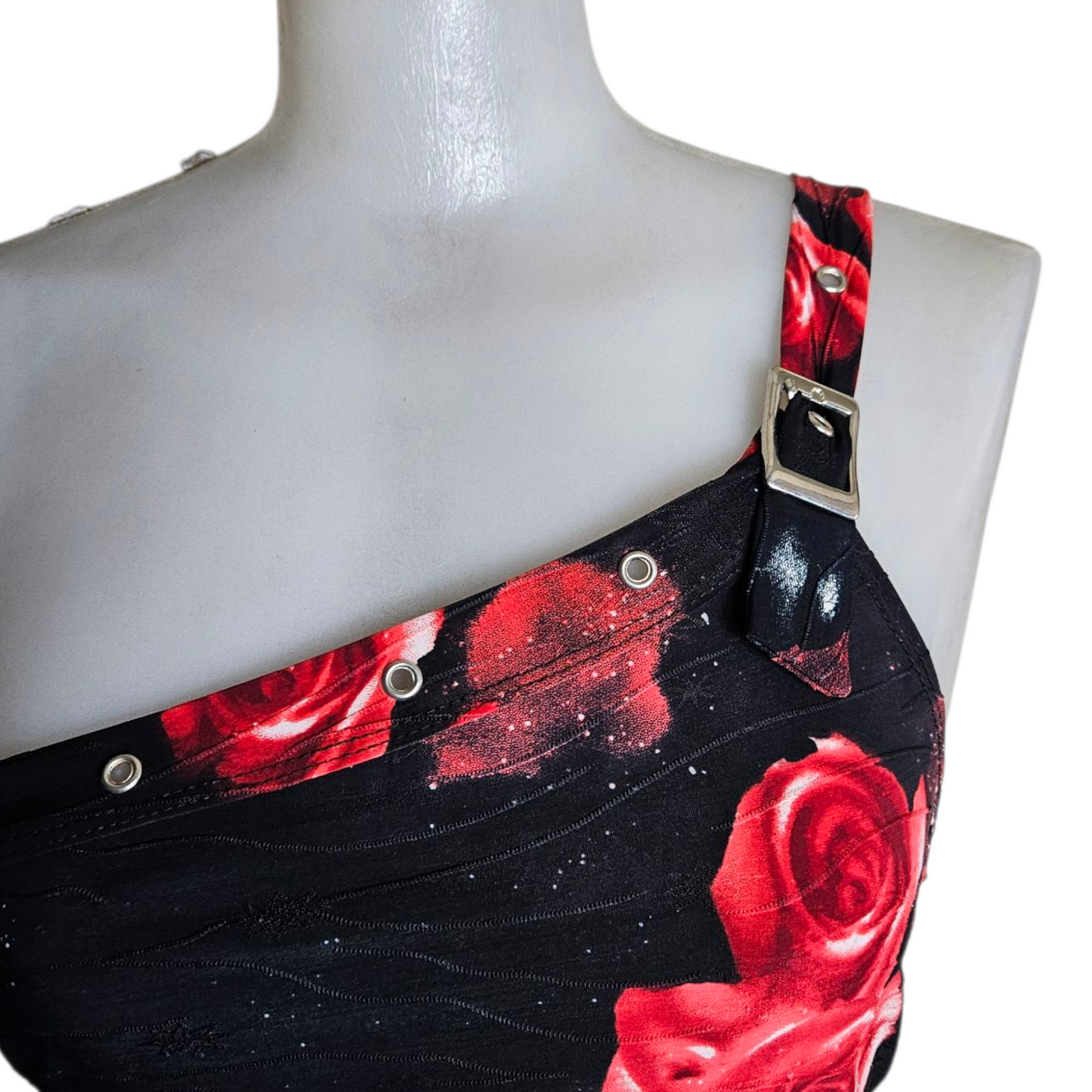 Robe asymétrique à fleurs rouges