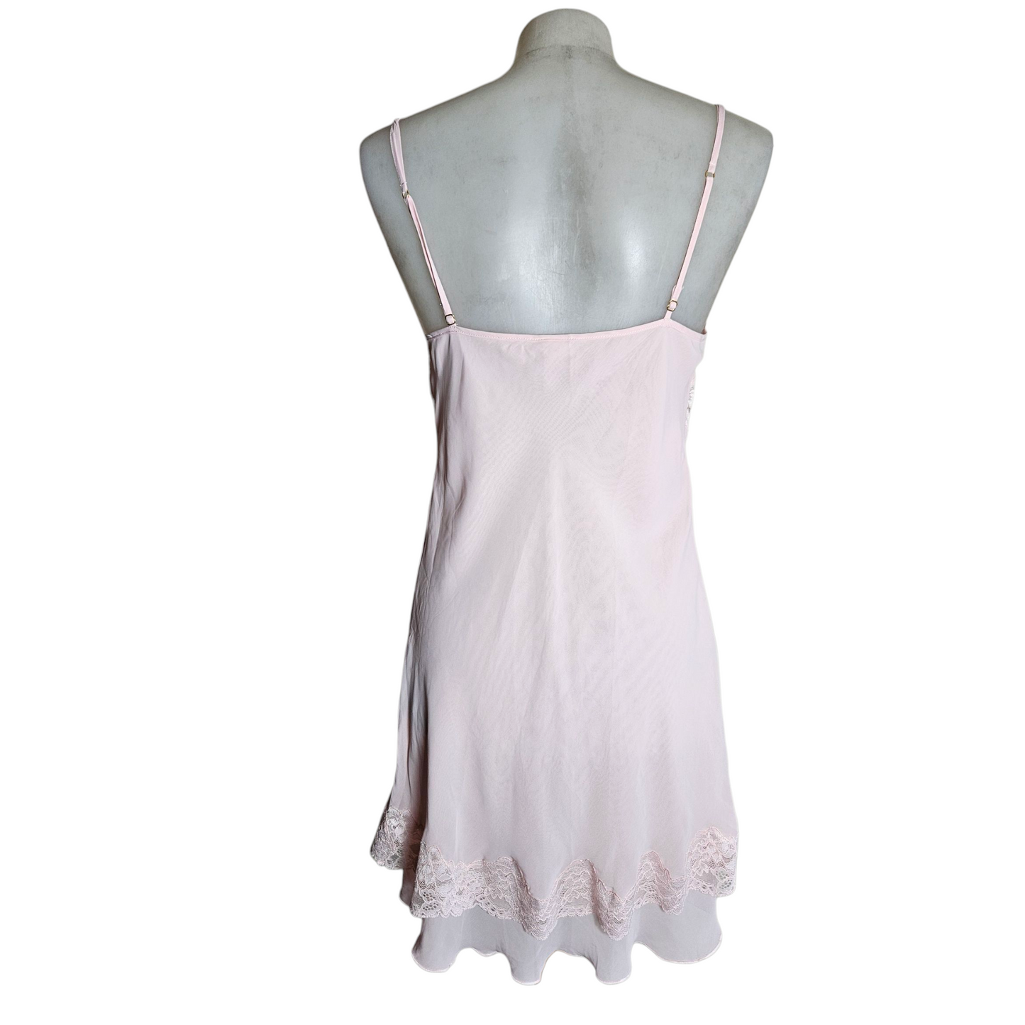 Robe en voile rose poudrée col bénitier