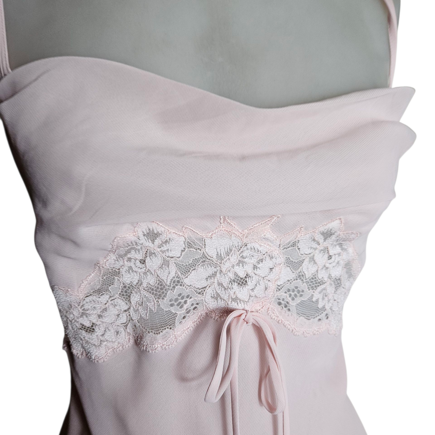 Robe en voile rose poudrée col bénitier