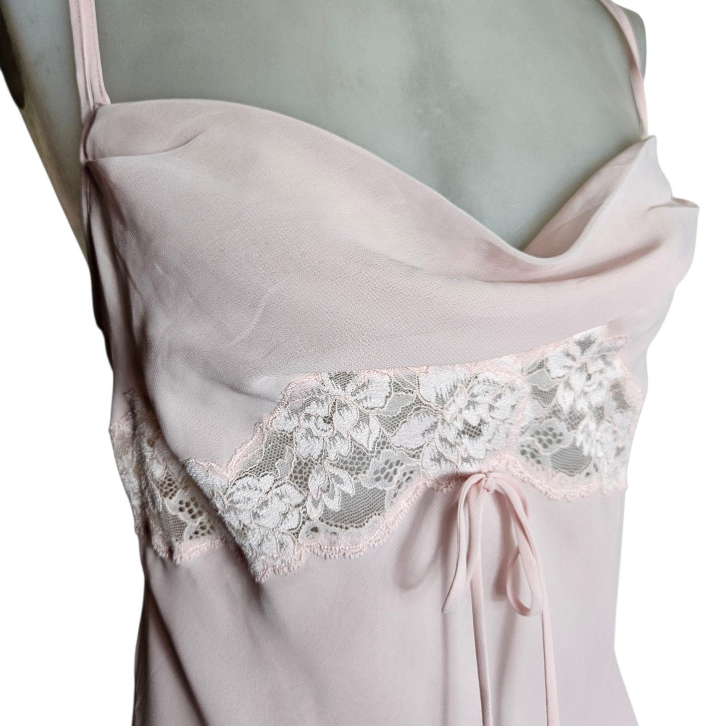 Robe en voile rose poudrée col bénitier