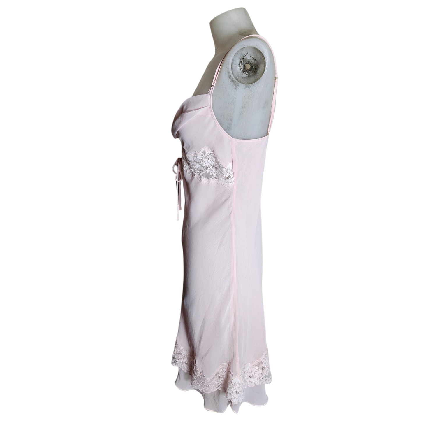 Robe en voile rose poudrée col bénitier