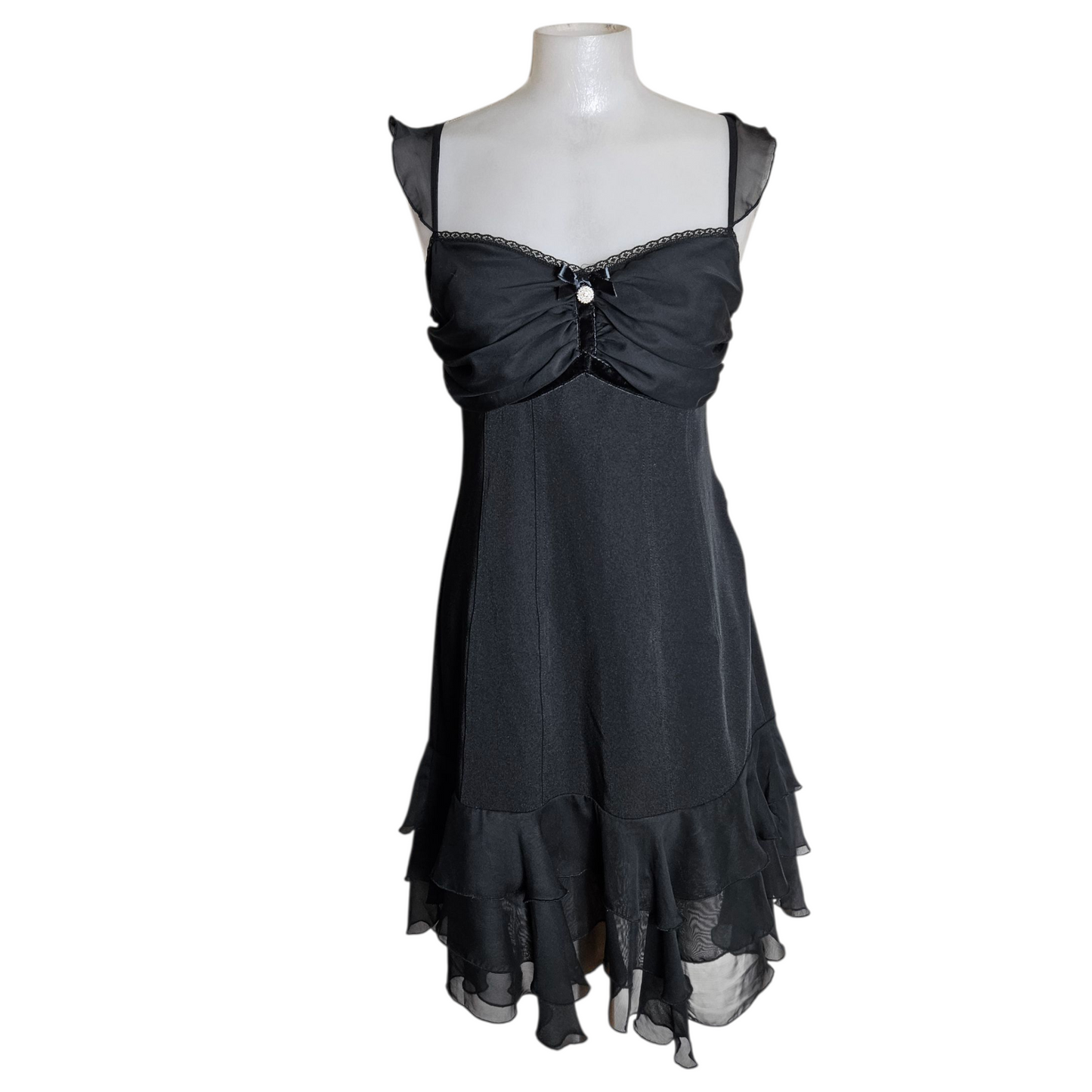Robe noire à volants
