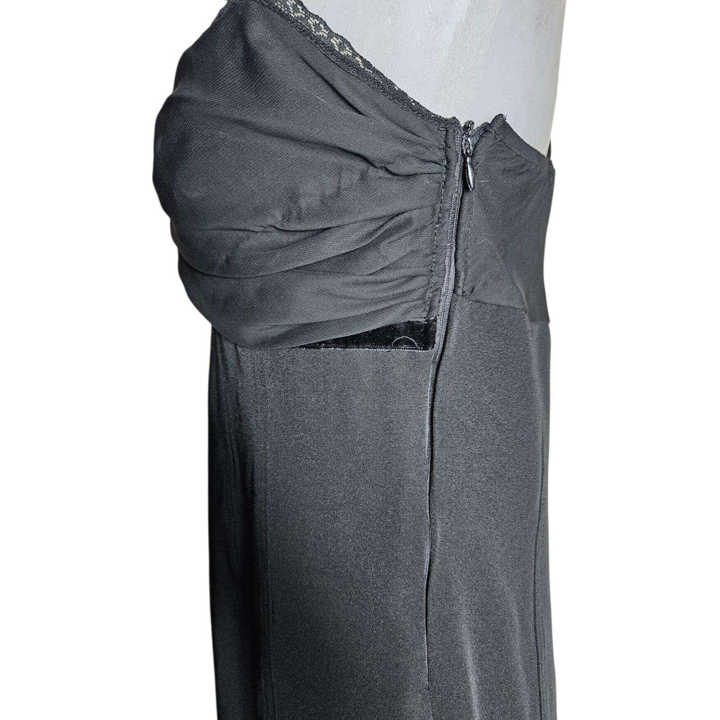Robe noire à volants