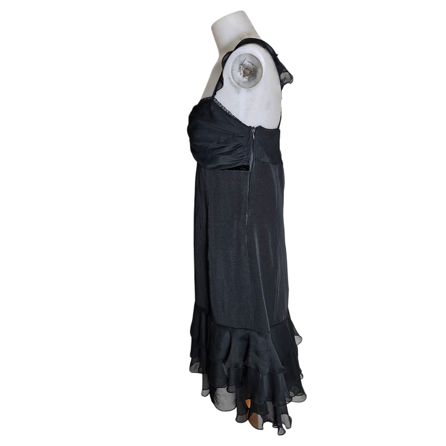 Robe noire à volants