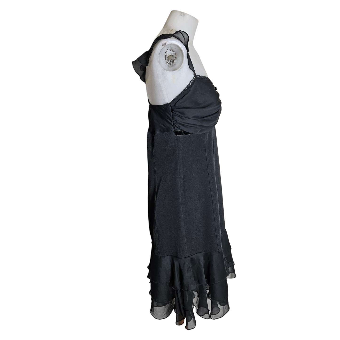 Robe noire à volants