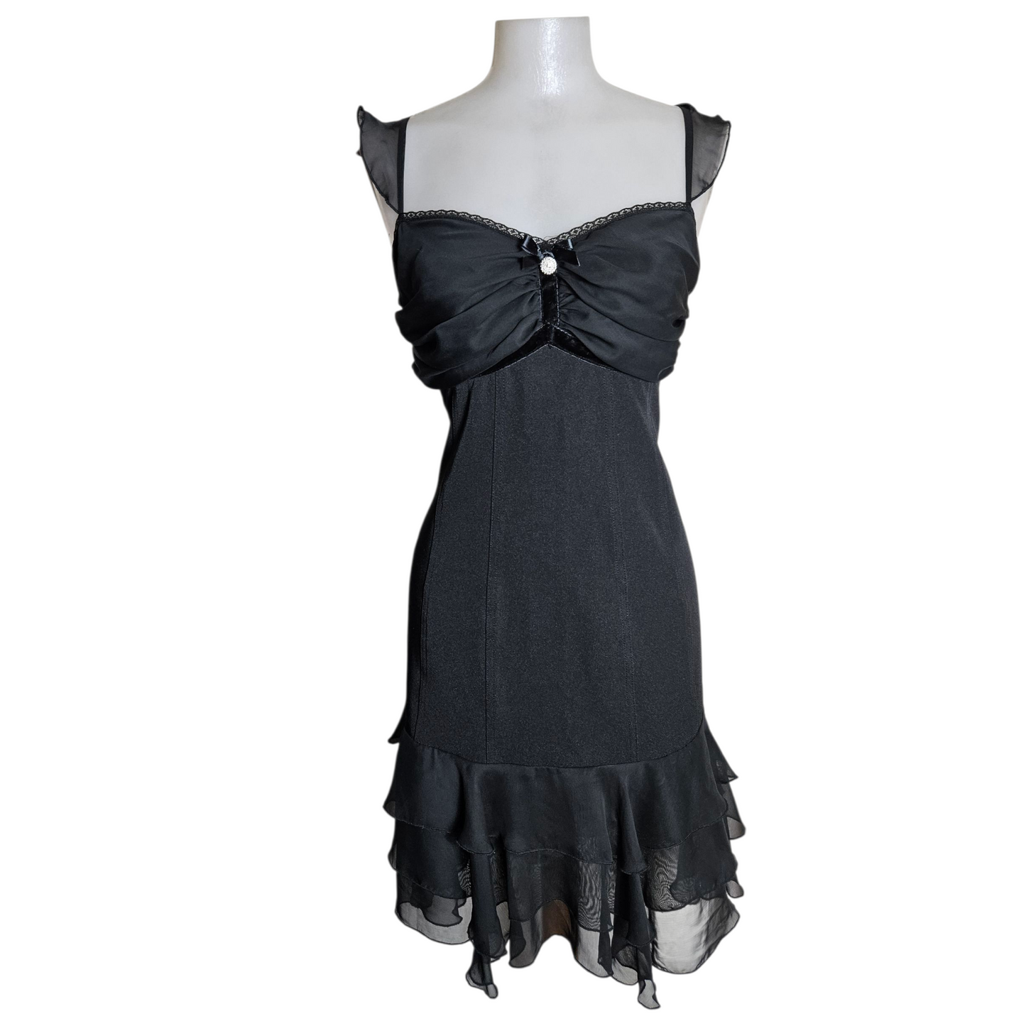 Robe noire à volants