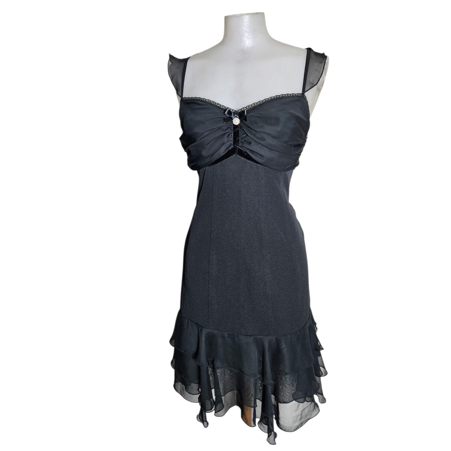 Robe noire à volants