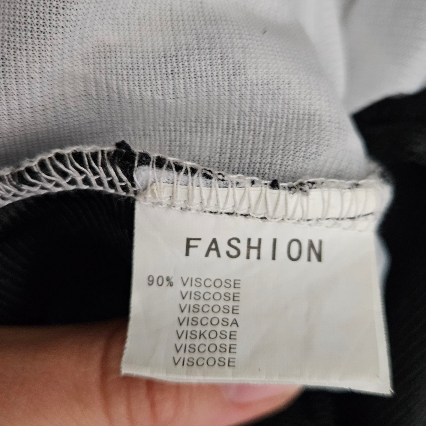 Robe asymétrique en dentelle dégradé noir et blanc